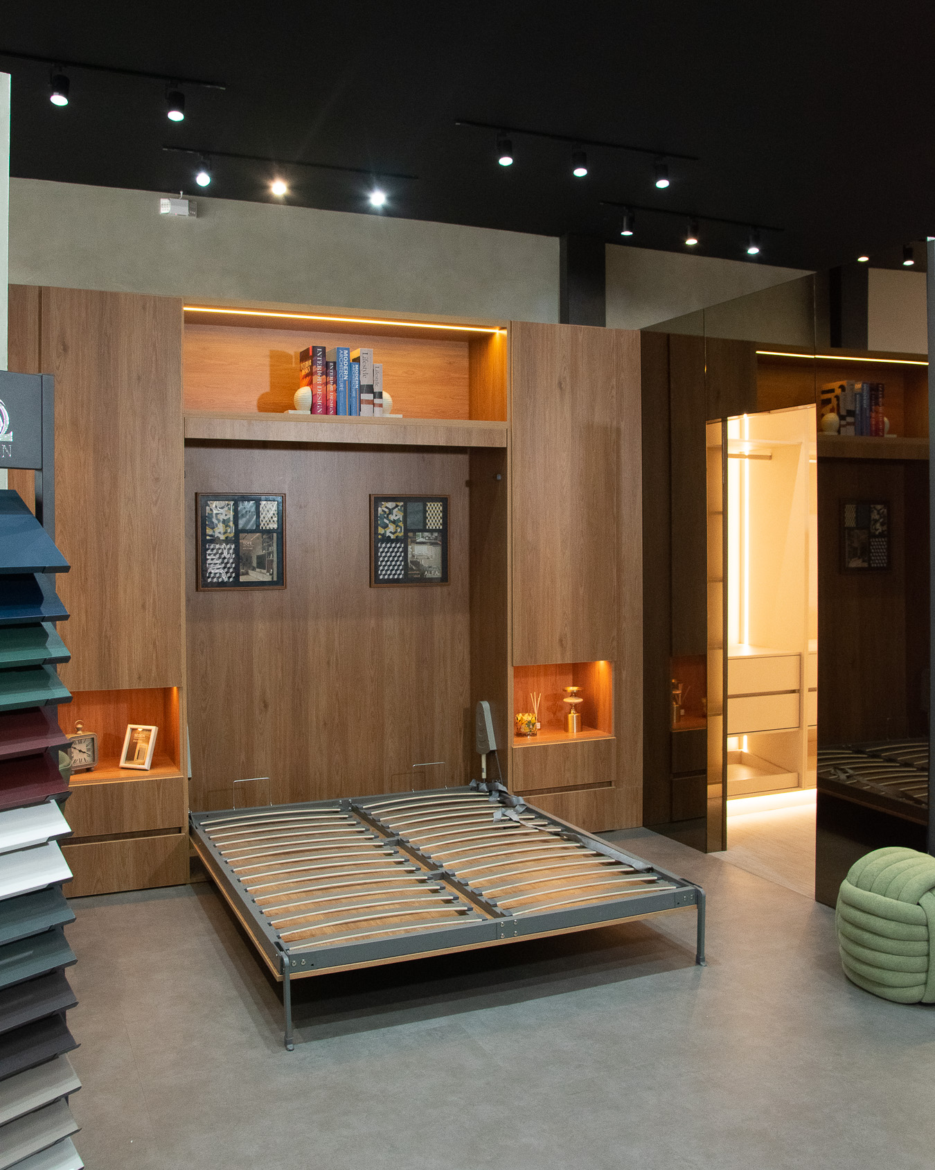 Clóset a medida y cama abatible instalados en la galería Reyan Panamá