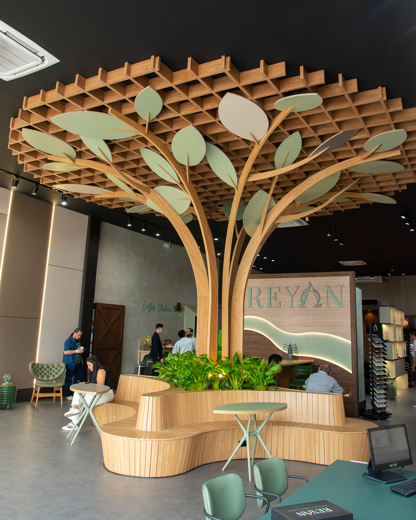 Interior de la galería Reyan en Costa del Este con instalación central escultórica