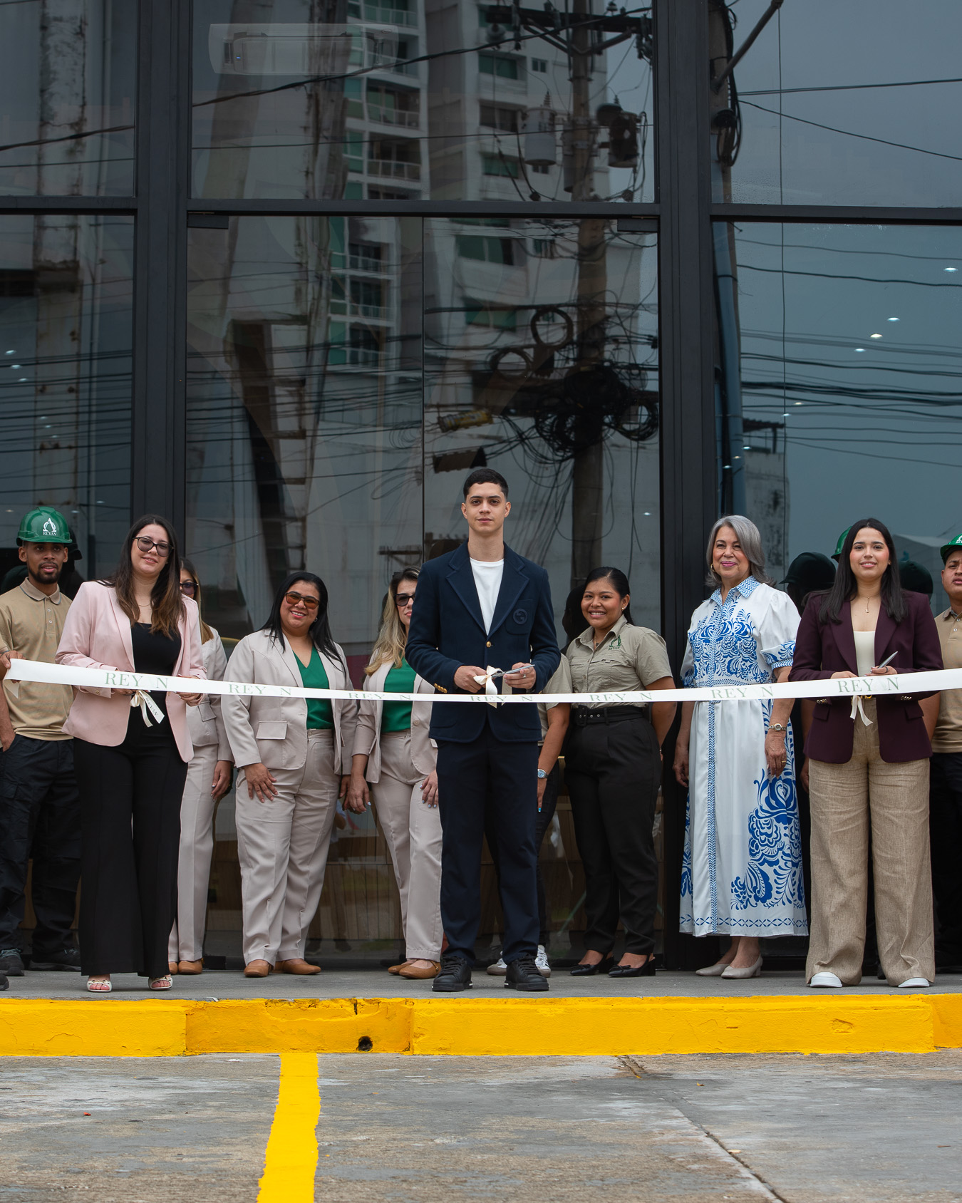 Equipo de Reyan Panamá en el corte de cinta de la nueva galería de Costa del Este