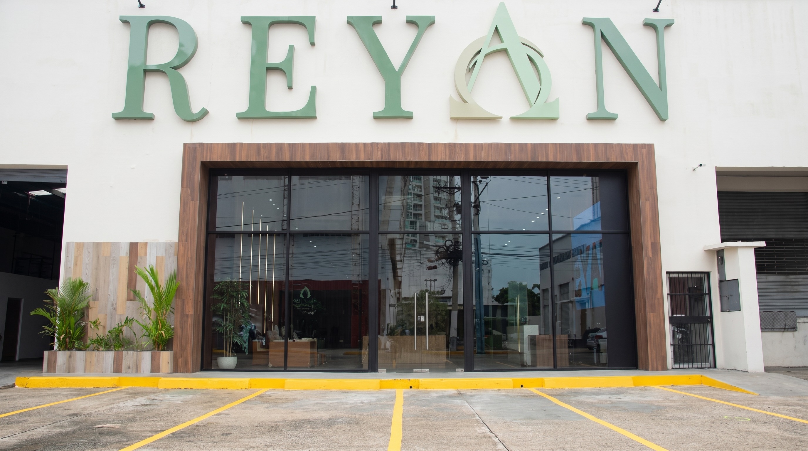 Fachada de la galería y showroom de Reyan Panamá en el Parque Industrial de Costa del Este